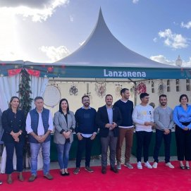 Los Grupo de Gobierno del Ayuntamiento en el Mercado Artesanal de Navidad de Arrecife