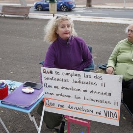 Dolores Campos durante la manifestación frente al Juzgado de Arrecife (Foto: José Luis Carrasco)