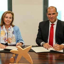 Susana Pérez, presidenta de la FTL, y Manuel Afonso, director territorial de CaixaBank en Canarias durante la firma