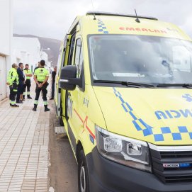 La nueva ambulancia adquirida por el Cabildo de Lanzarote en la localidad de Famara. Foto: Cabildo de Lanzarote.