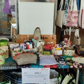 Una de las mesas del mercadillo solidario en el IES Blas Cabrera Felipe
