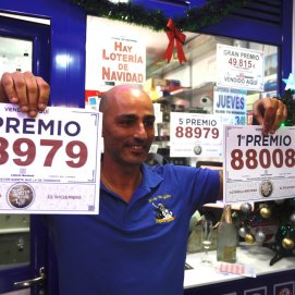 Un trabajador de la administración de lotería de la calle Costa de La Luz de Puerto del Carmen, donde cayó El Gordo. Foto: José Luis Carrasco.