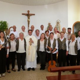 Los componente del Rancho de Pascua y el párroco de Tías