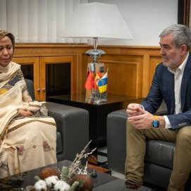 el presidente de Canarias, Fernando Clavijo y la cónsul de Marruecos, Fatiha El Kamouri