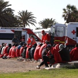 Los migrantes atendidos por Cruz Roja en Costa Teguise (Foto: José Luis Carrasco)