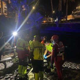 Los Boluntis trasladando a la persona rescatada en Puerto del Carmen