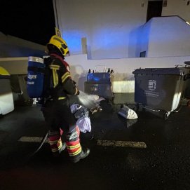 Los bomberos apagando el incendio