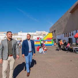 El vicepresidente y el alcalde en el nuevo local de Escucha Social Arrecife