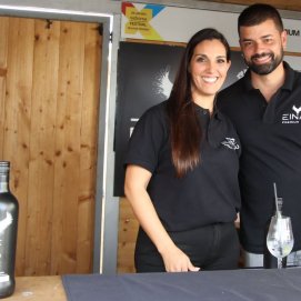 Oliver Rodríguez y su esposa, Paqui Guedes, presentan sus licores en la última feria de Saborea. Bebidas.