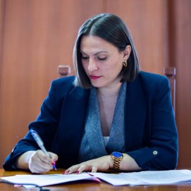 Migdalia firmando