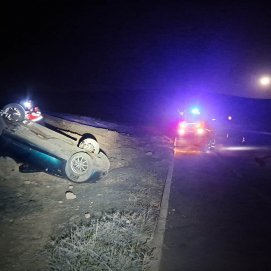 Un coche vuelca en Costa Teguise