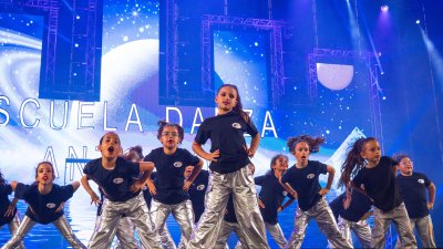 Gala de escuelas de bailes en el carnavalde Arrecife, 2025 