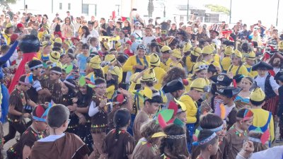 Los alumnos del CEIP César Manrique disfrutan del carnaval