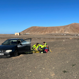 Los servicios de emergencia socorren a una mujerr que se salió de la vía con su coche