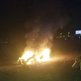 Incendio de un coche abandonado en Arrecife