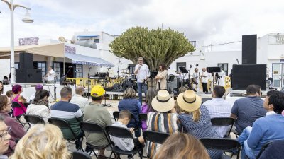 Conjunto escultórico que homenajea a la mujer graciosera