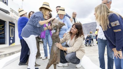 Conjunto escultórico que homenajea a la mujer graciosera