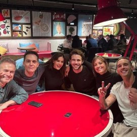 Joel Sánchez junto al resto del elenco de la serie de Netflix 'Berlín'. Foto: Instagram.