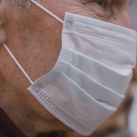 Persona mayor con mascarilla (Foto: Pexels)