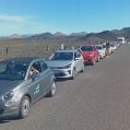 Turistas caminando sobre las montañas de lava del Parque Nacional de Timanfaya