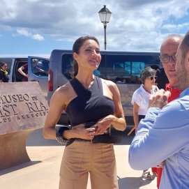 Pilar Rubio dialoga con el alcalde de Arrecife, Yonathan de León, tras la grabación del programa en Arrecife. La grabación se hizo junto al Castillo de San Gabriel 