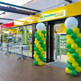 Fachada del nuevo supermercado Hiperdino Express en Costa Teguise
