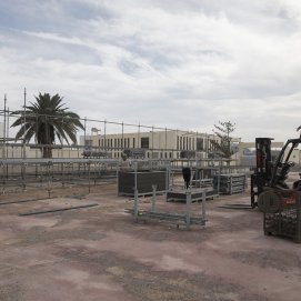 Montaje del escenario en la zona de Agramar en Arrecife (Foto: José Luis Carrasco)