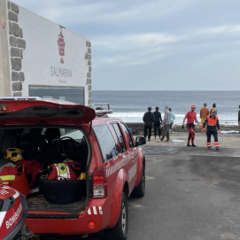 Un grupo de surfistas rescata a un hombre con síntomas de ahogamiento en La Santa. Foto: Consorcio de Seguridad y Emergencias.