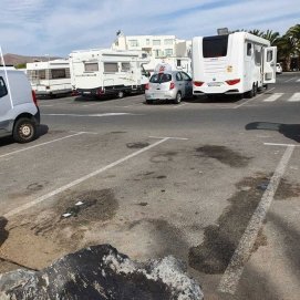 Restos de orina en el parking de playa de Los Charcos