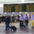 Pasajeros en las filas de facturación del aeropuerto de Lanzarote. Foto José Luis Carrasco