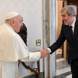 El presidente de Canarias, Fernando Clavijo, este lunes junto al Papa Francisco en el Vaticano