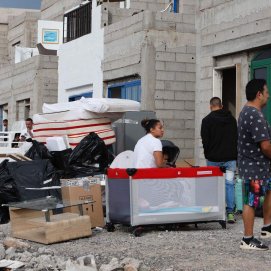Desalojo de un centenar de familias en Playa Blanca. Foto: José Luis Carrasco.