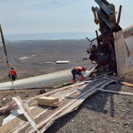 Los bomberos retirando las partes del molino en Montaña Mina