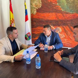 El vicepresidente y consejero de Obras Públicas en la reunión en Yaiza
