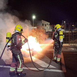 Los bomberos apagando las llamas