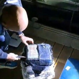 La Policía Nacional y Guardia Civil requisando la cocaína encontrada