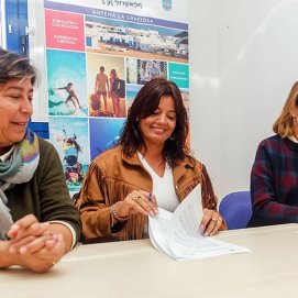 Firma del convenio para la apertura de la oficina de apoyo al emprendimiento en La Graciosa el pasado enero.