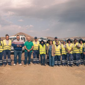 Trabajadores del Cabildo de Lanzarote limpian los caminos alrededor de Arrecife. Foto: Cabildo de Lanzarote.