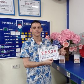 La administración de lotería de Arrecife con el segundo premio de la Lotería Nacional. Foto: Cedida. 