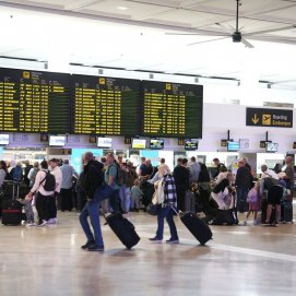 Viajeros en el aeropuerto de Lanzarote. Foto: José Luis Carrasco.  Vuelos.