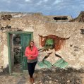 La turista junto a las pintadas en una casa en ruinas La turista junto a las pintadas en una casa en ruinas