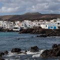 Viviendas junto al mar en el litoral de Punta Mujeres, en Lanzarote. Foto: Andrea Domínguez.
