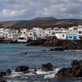 Viviendas junto al mar en el litoral de Punta Mujeres, en Lanzarote. Foto: Andrea Domínguez.