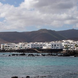 Viviendas junto al mar en el litoral de Punta Mujeres, en Lanzarote. Foto: Andrea Domínguez.