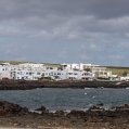 Viviendas junto al mar en el litoral de Punta Mujeres, en Lanzarote. Foto: Andrea Domínguez.