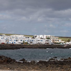 Viviendas junto al mar en el litoral de Punta Mujeres, en Lanzarote. Foto: Andrea Domínguez.