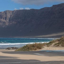 Dunas en la playa de Famara en Teguise. Foto: Andrea Domínguez.