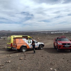 Los 'Boluntis' trasladando a la mujer a la ambulancia en Las Grietas