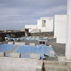 Una de las piscinas utilizadas como aljibe en las viviendas abandonadas del Faro de Pechiguera. Foto: Juan Mateos.