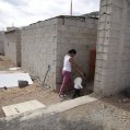 Una madre joven con su niño de dos años en una de las viviendas ocupadas de Playa Blanca. Foto: Juan Mateos.
